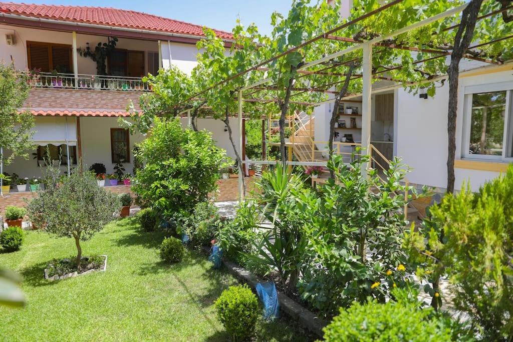 Cereni Guesthouse 베라트 외부 사진